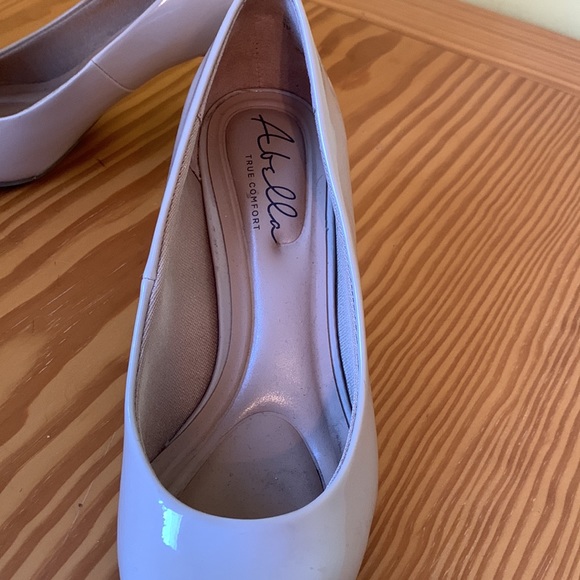 Flesh coloured patent dress shoes. - Picture 4 of 4